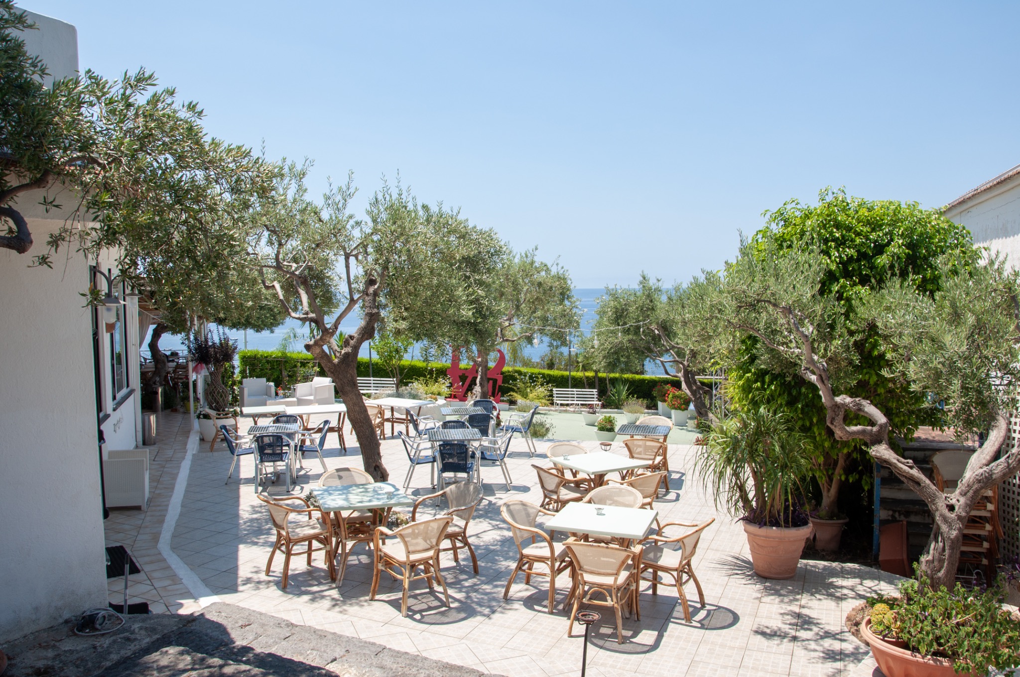 Giardino esterno con tavoli