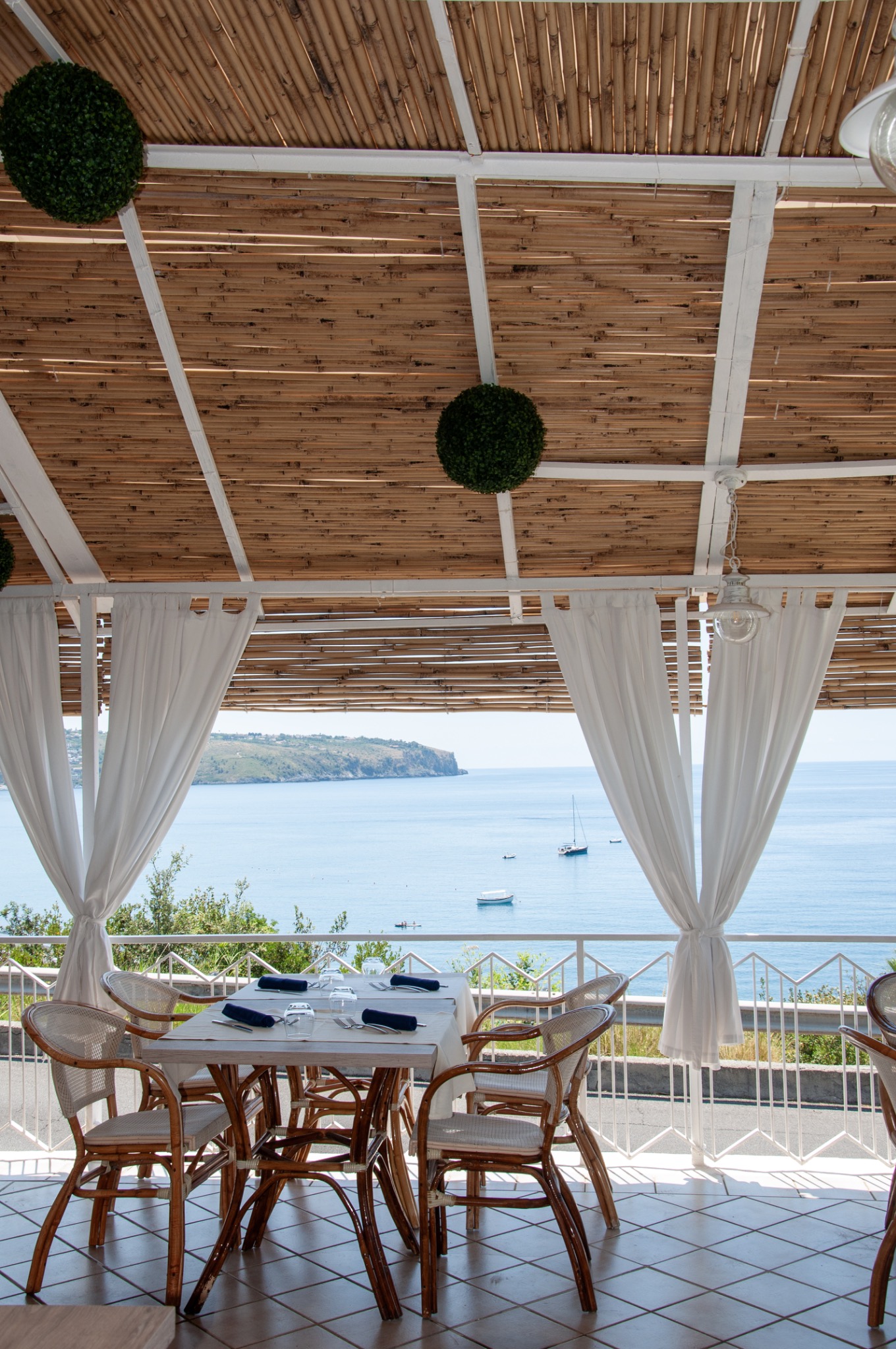 Tavolo vista mare sulla terrazza